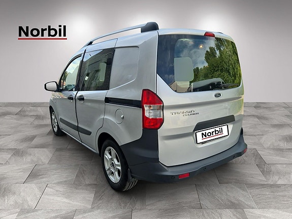 Ford Transit Courier 3 of 5