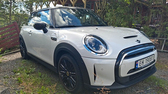 MINI Cooper SE 2 of 5