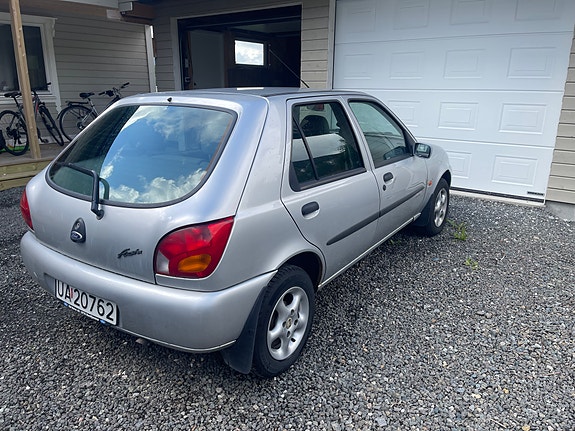 Ford Fiesta 2 of 5