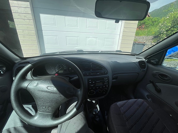 Ford Fiesta 4 of 5