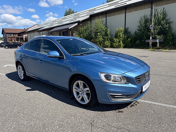 Volvo S60 2 of 5