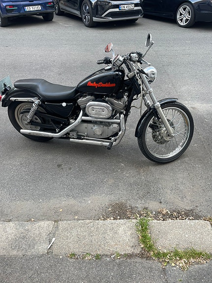 Harley-Davidson SPORTSTER 883 CUSTOM 2 of 5