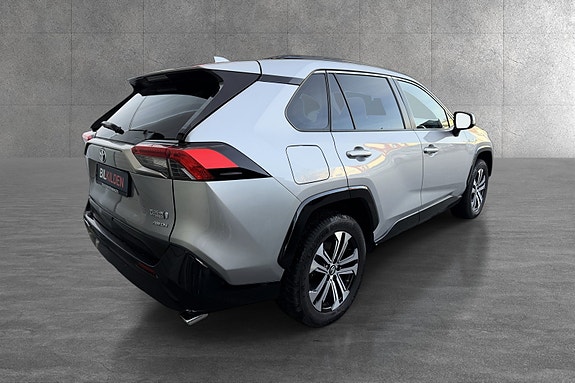 Toyota RAV4 2 of 16
