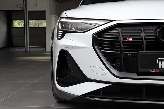 Audi e-tron S 3 of 5