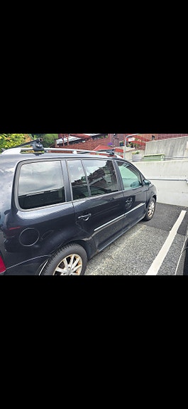 Volkswagen Touran 2 of 4