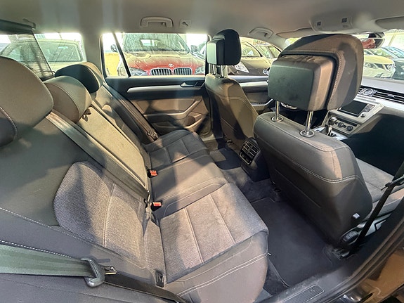 Volkswagen Passat 13 of 22