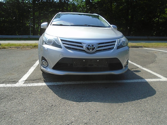 Toyota Avensis 2 of 5