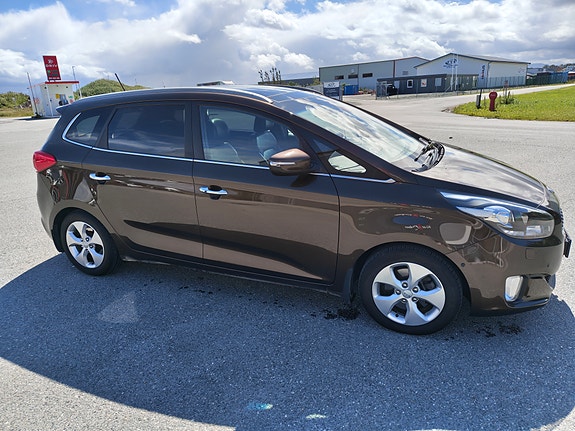 Kia Carens 3 of 17