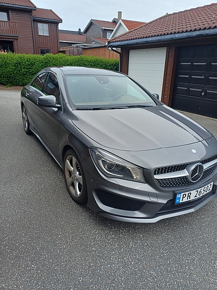 Mercedes-Benz CLA180 2 of 5