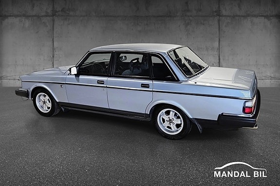 Volvo 240 3 of 5