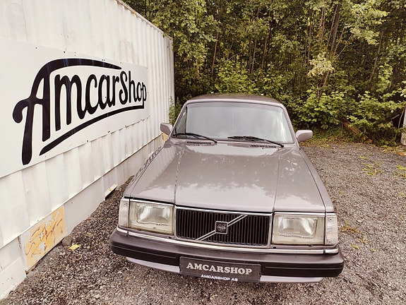 Volvo 240 2 of 5