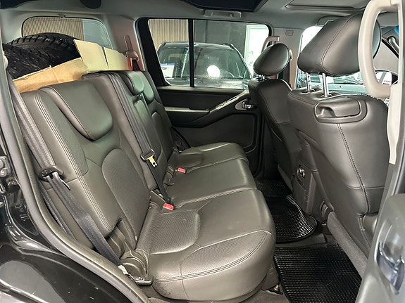 Nissan Pathfinder 10 of 30