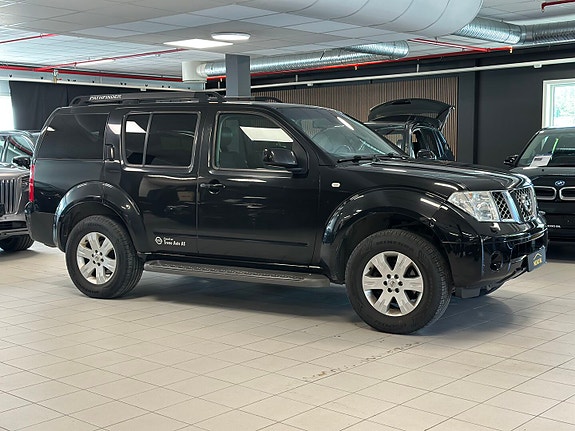 Nissan Pathfinder 2 of 5
