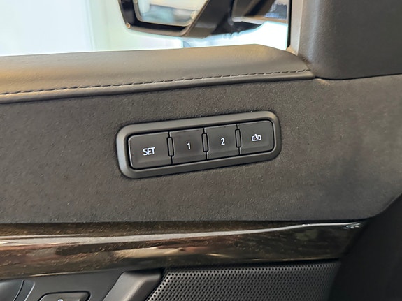 Cadillac Escalade 18 of 26