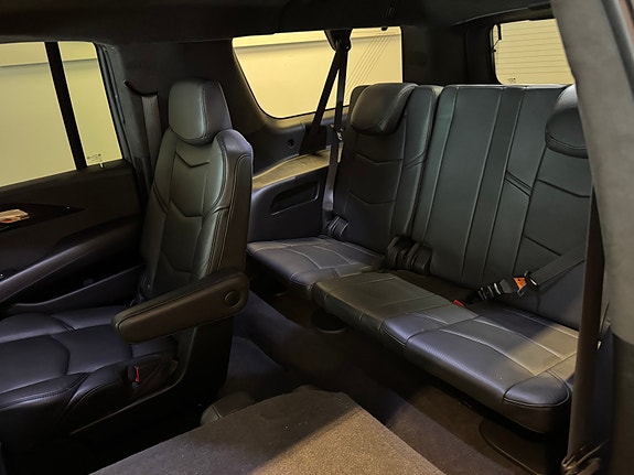 Cadillac Escalade 9 of 26