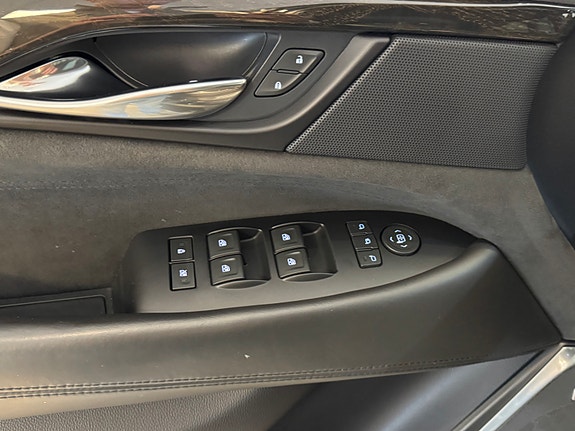 Cadillac Escalade 17 of 26
