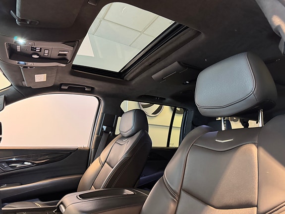 Cadillac Escalade 10 of 26
