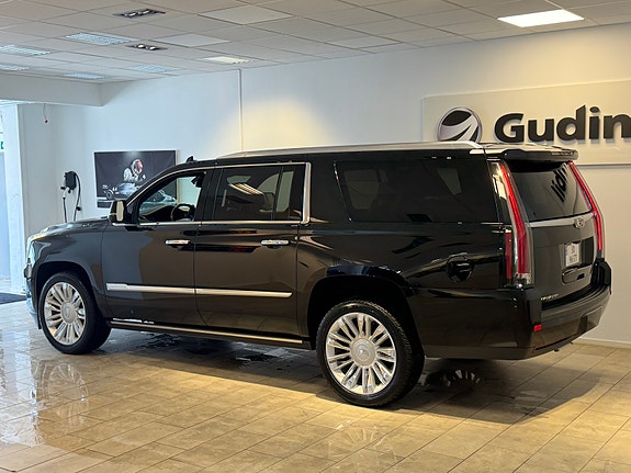 Cadillac Escalade 3 of 5