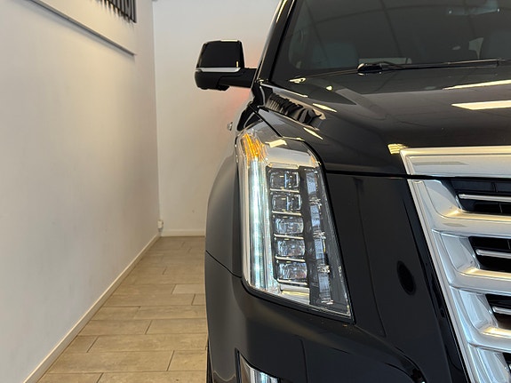 Cadillac Escalade 5 of 5