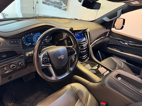 Cadillac Escalade 7 of 26