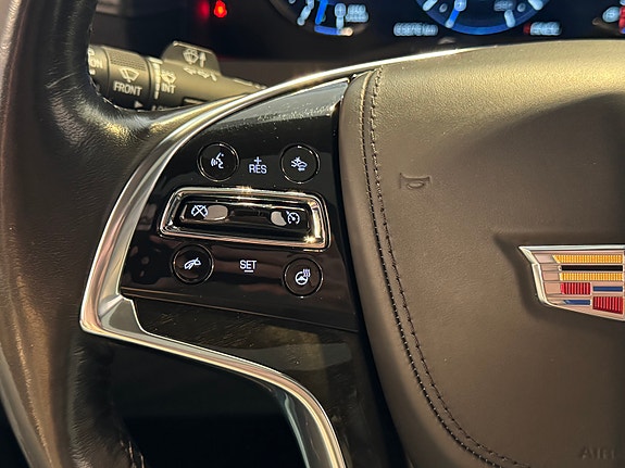 Cadillac Escalade 12 of 26