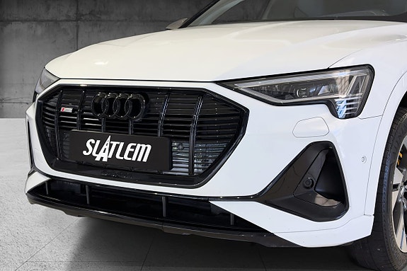 Audi e-tron Sportback 2 of 5