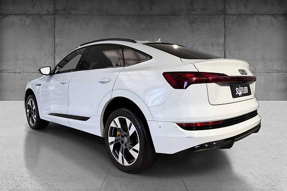 Audi e-tron Sportback 3 of 5