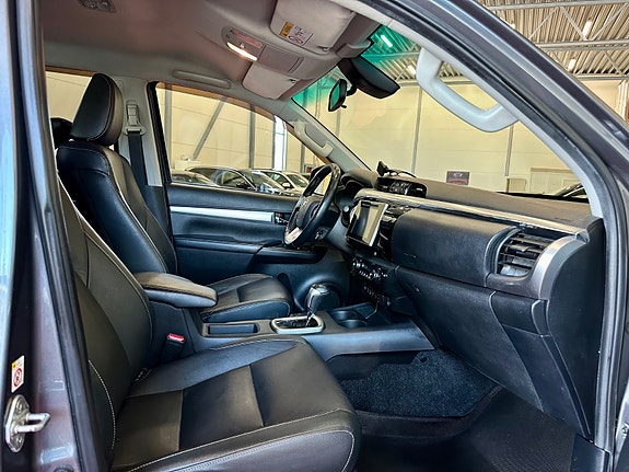 Toyota HiLux 17 of 30