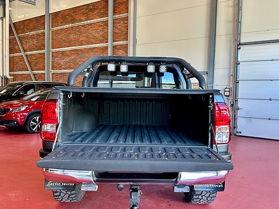 Toyota HiLux 10 of 30