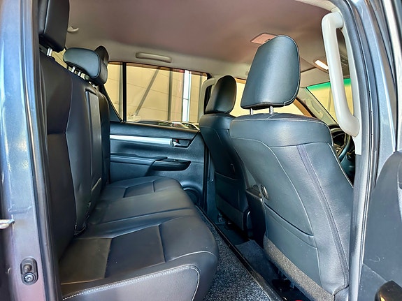 Toyota HiLux 19 of 30