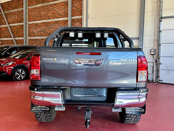 Toyota HiLux 8 of 30