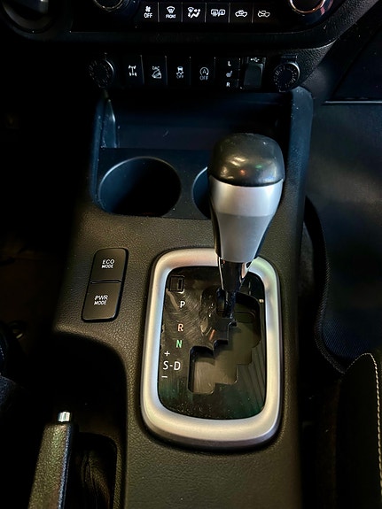 Toyota HiLux 24 of 30