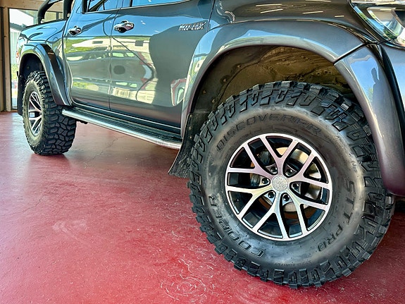 Toyota HiLux 2 of 30