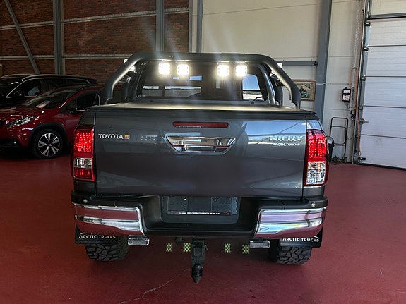 Toyota HiLux 9 of 30