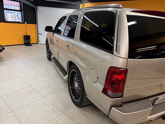 Cadillac Escalade 3 of 5