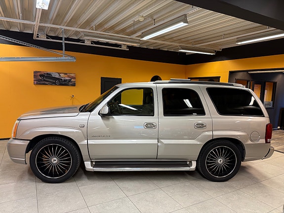 Cadillac Escalade 2 of 5