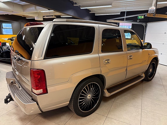 Cadillac Escalade 4 of 5