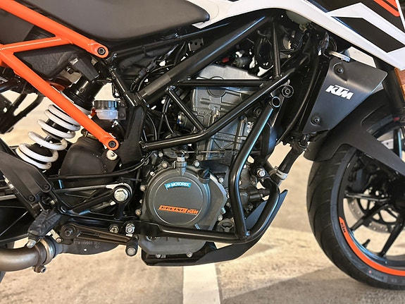 KTM 125 Duke 3 of 5