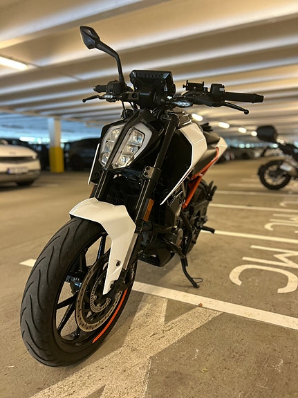 KTM 125 Duke 2 of 5