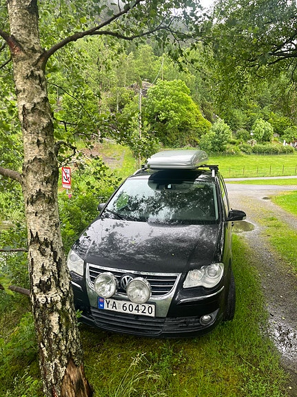 Volkswagen Touran 2 of 3