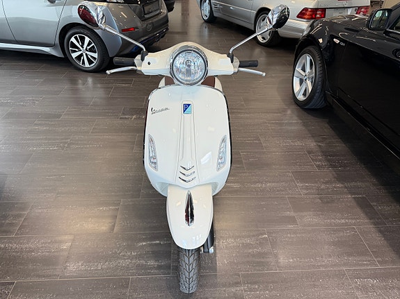 Vespa Primavera 125 2 of 9