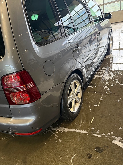 Volkswagen Touran 3 of 5