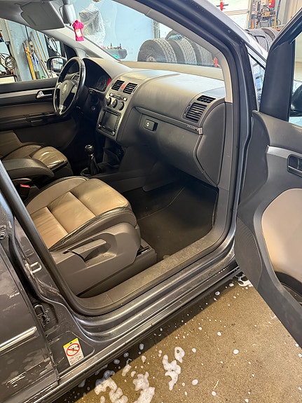 Volkswagen Touran 4 of 5