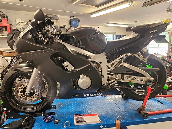 Yamaha YZF-R6 2 of 3