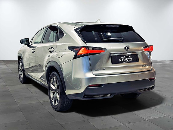 Lexus NX300h 4 of 5