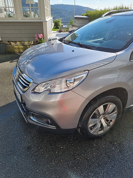 Peugeot 2008 2 of 5