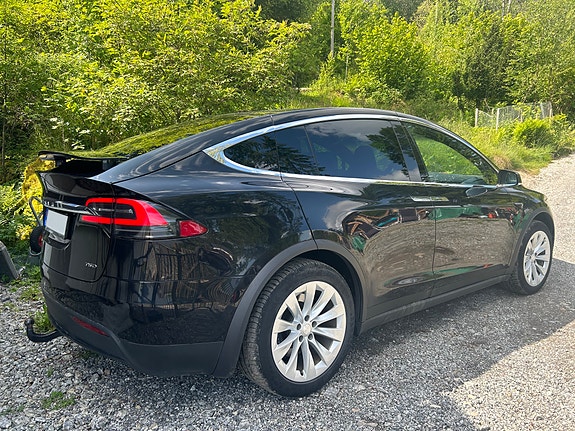 Tesla Model X 3 of 5