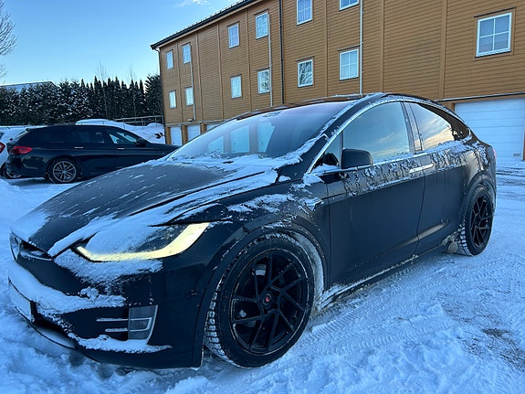 Tesla Model X 4 of 5
