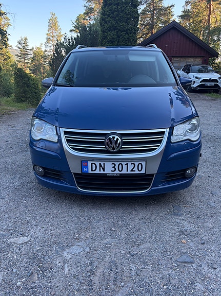Volkswagen Touran 2 of 5