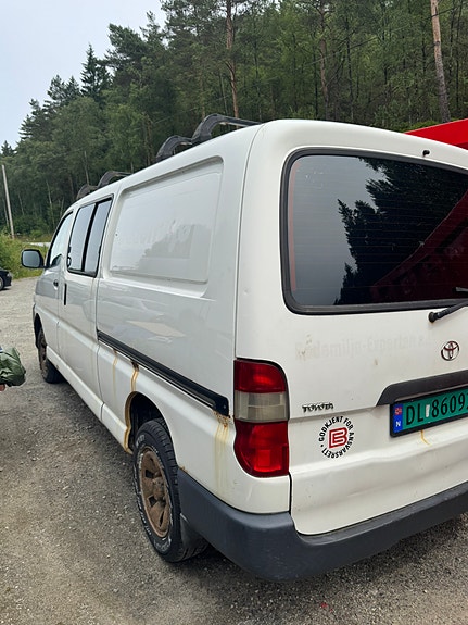 Toyota HiAce 4 of 13